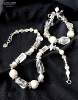 Naszyjnik i bransoletka z mixu kryształu górskiego, szklanych pereł, kryształów i elementów ozdobnych typu bali w kolorze srebrnym
